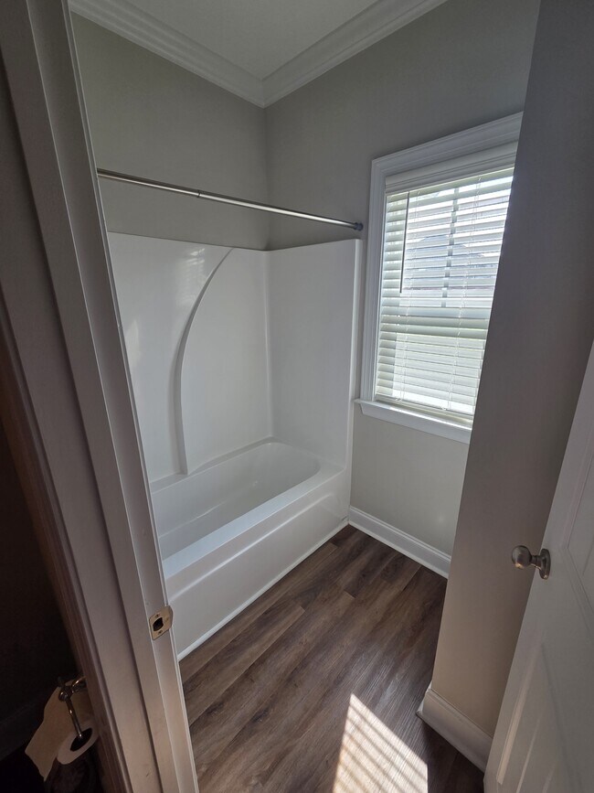 Building Photo - 2105 Thornbury Cove