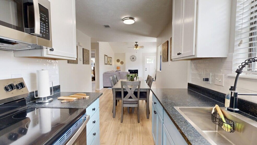 Building Photo - 608 Navarro Dr