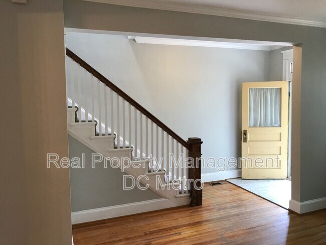 Building Photo - 309 9th St NE
