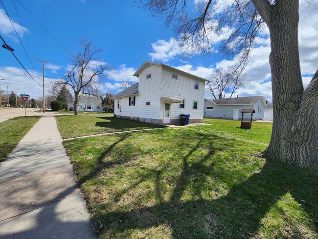 Building Photo - 3 bedroom 2 FULL baths