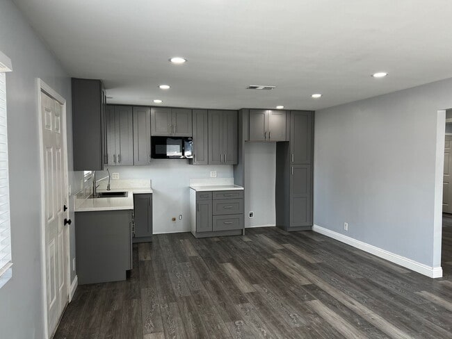 Building Photo - Remodeled 3 Bedroom 2 Bath House with 4 Ca...