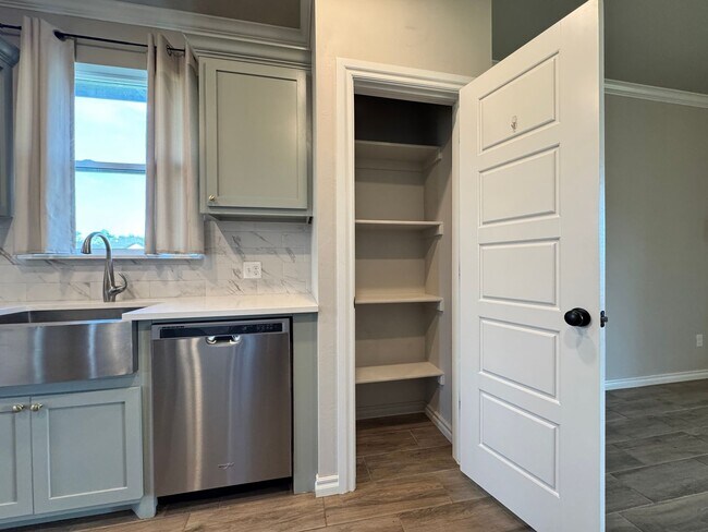 Building Photo - Spacious 3-Bedroom Home with Designer Kitc...