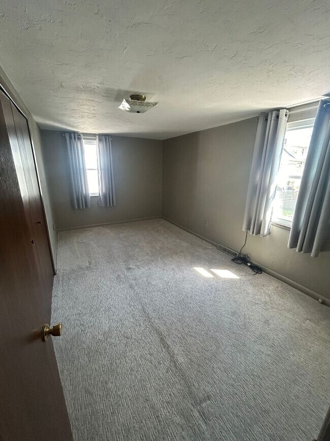 Building Photo - 3 BED 2 BATH SINGLE FAMILY HOME IN EUCLID!