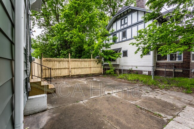 Building Photo - 3272 N College Ave