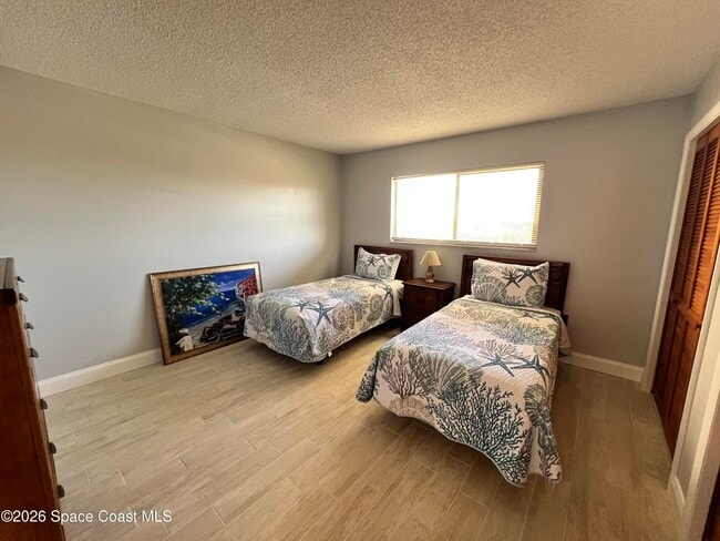 Building Photo - 8494 Ridgewood Ave