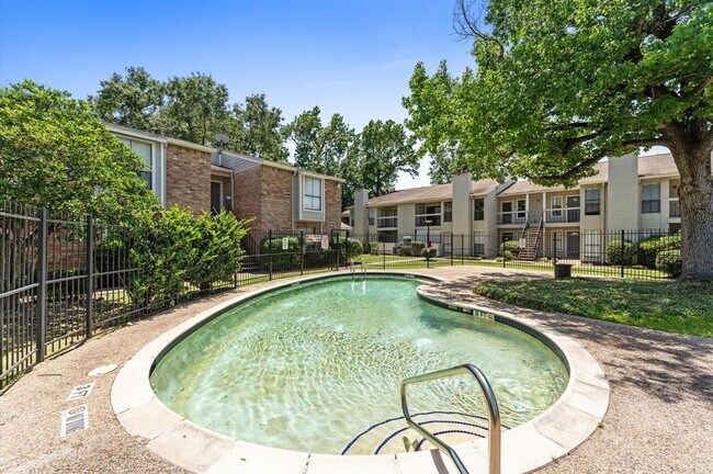 Building Photo - 17331 Red Oak Dr