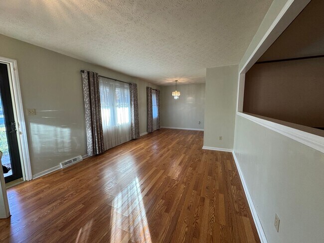 Building Photo - Spacious three bedroom, two bathroom with ...