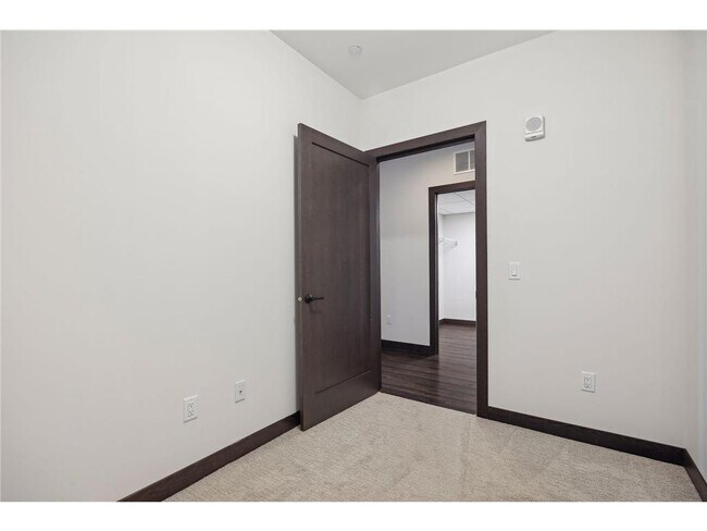 Building Photo - 253 Lake St E