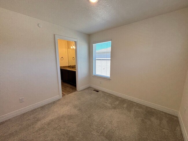 Building Photo - Elegant 3BR Townhome