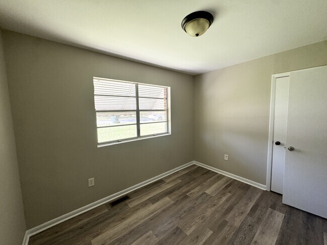 Building Photo - 106 National Ave