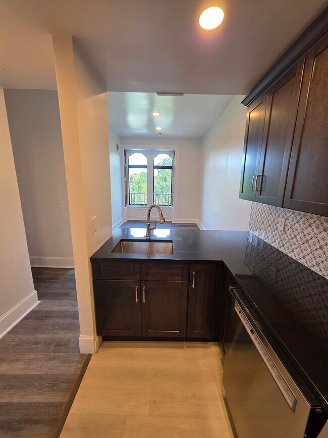 Building Photo - Newly Renovated 2 Bedroom Apartment - Poug...
