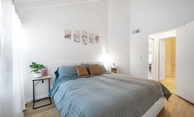 Building Photo - Discover this inviting 1-bedroom, 1-bathro...