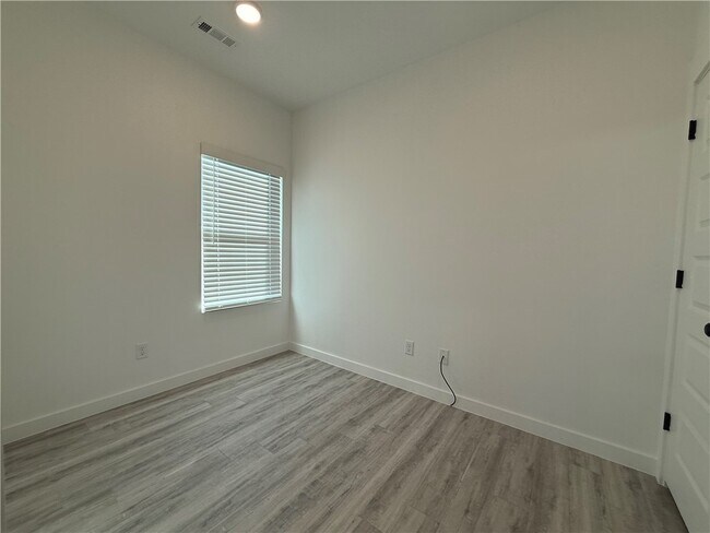 Building Photo - 831 States Ave