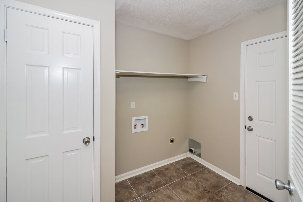 Building Photo - 4102 Royalcrest Dr