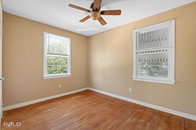 Building Photo - 902 1/2 Gladstone Blvd-