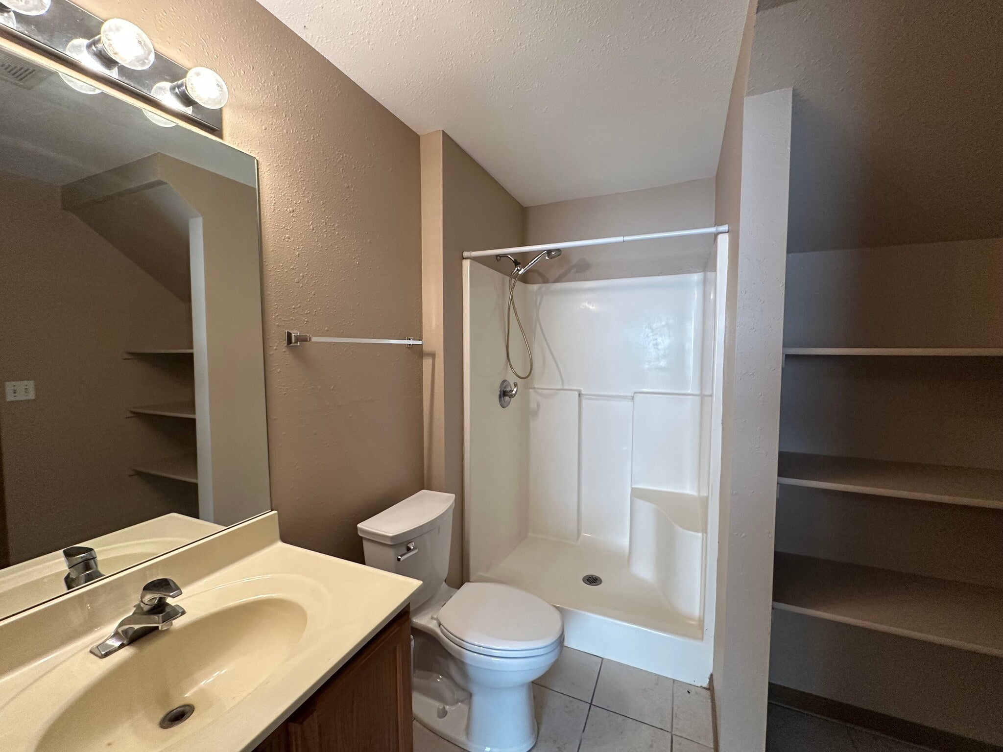 En Suite Bath #1 - Main Lvl - 3504 Zinnia Dr