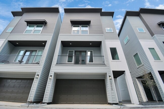 Building Photo - 3036 Live Oak St