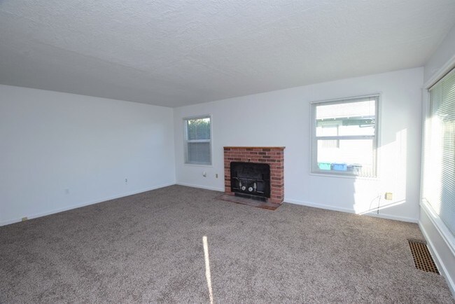 Building Photo - Charming N. Portland Home