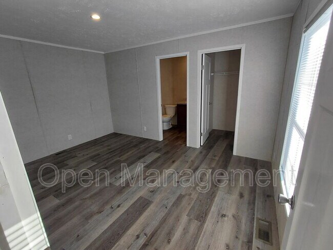 Building Photo - 301 Mantle Ave