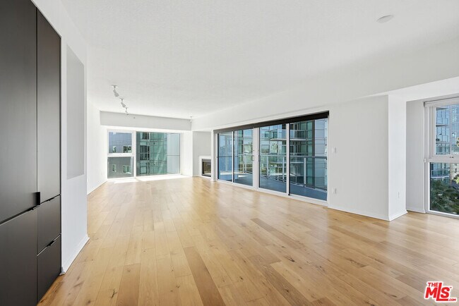 Building Photo - 13600 Marina Pointe Dr