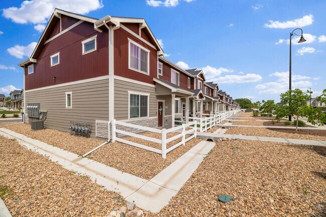 Building Photo - Beautiful 3-Bedroom Townhome with Park Views- Available July 25th!