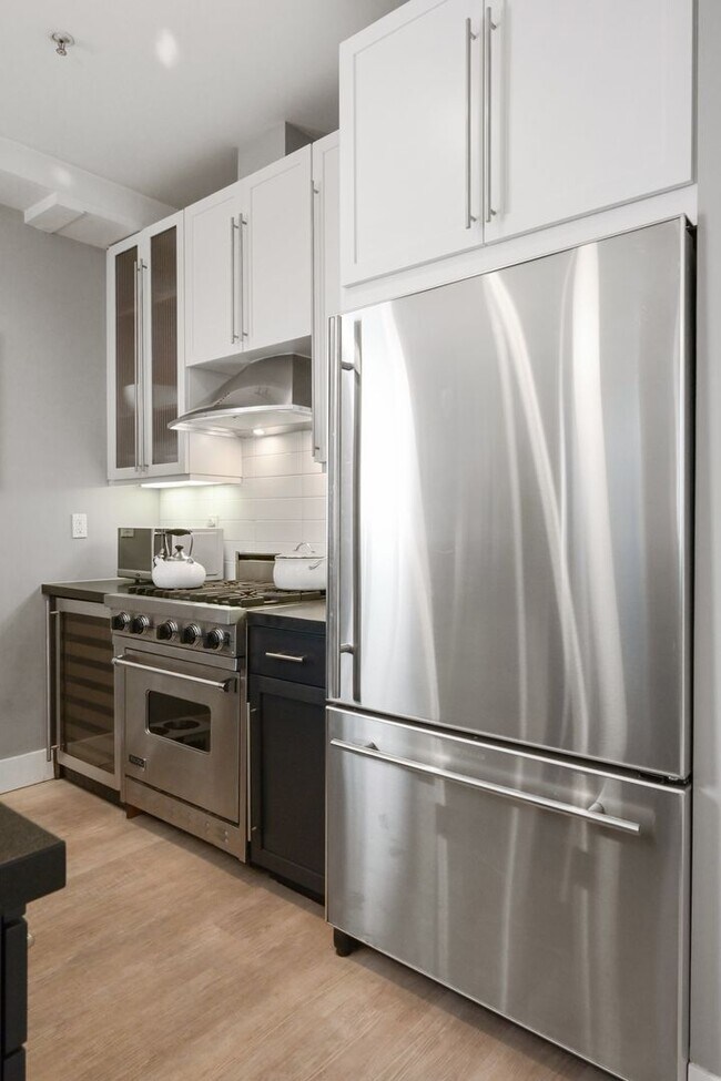 Building Photo - Epic REA/Azari PM:Gorgeous 1 Bed/ 1 Bath C...