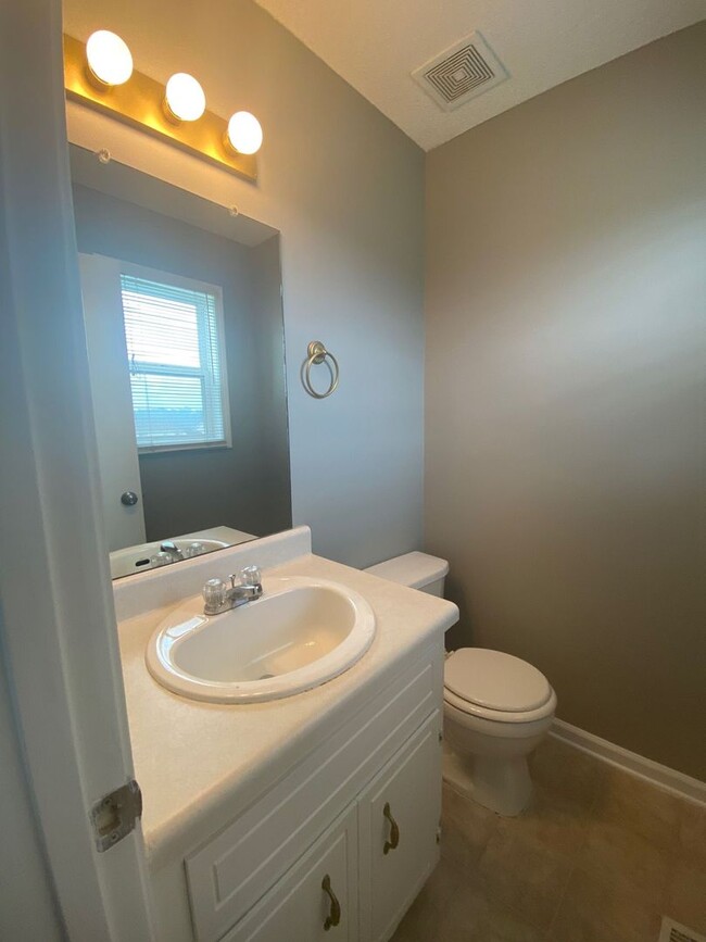 Building Photo - Southern Charm Meets Everyday Comfort – Mi...