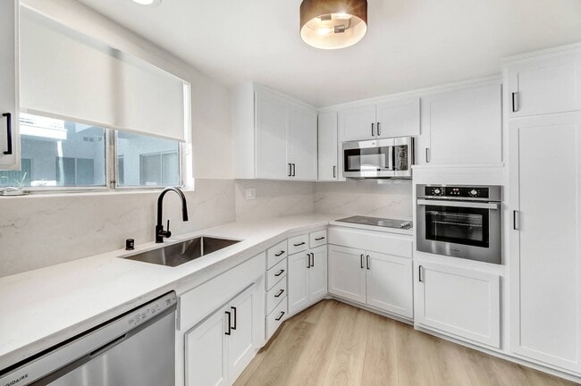 Interior Photo - 8430 De Longpre