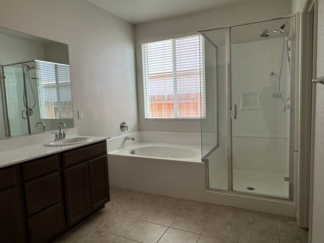 Building Photo - Nice Roseville home with RV access