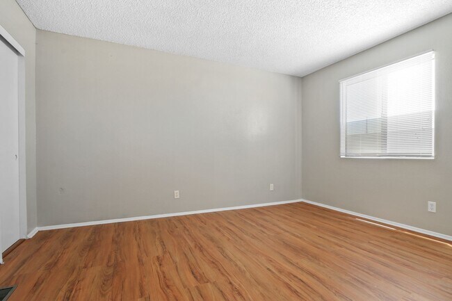 Building Photo - 2-Bedroom, 1 1/2-Bath Condo in Prime Torra...