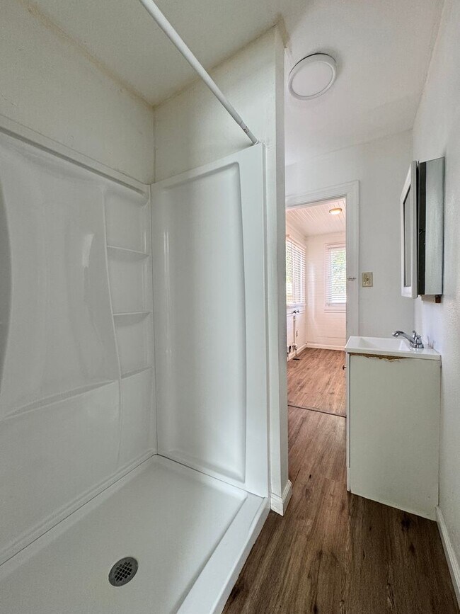 Building Photo - Beautifully updated 1 Bed / 1 Bath Duplex