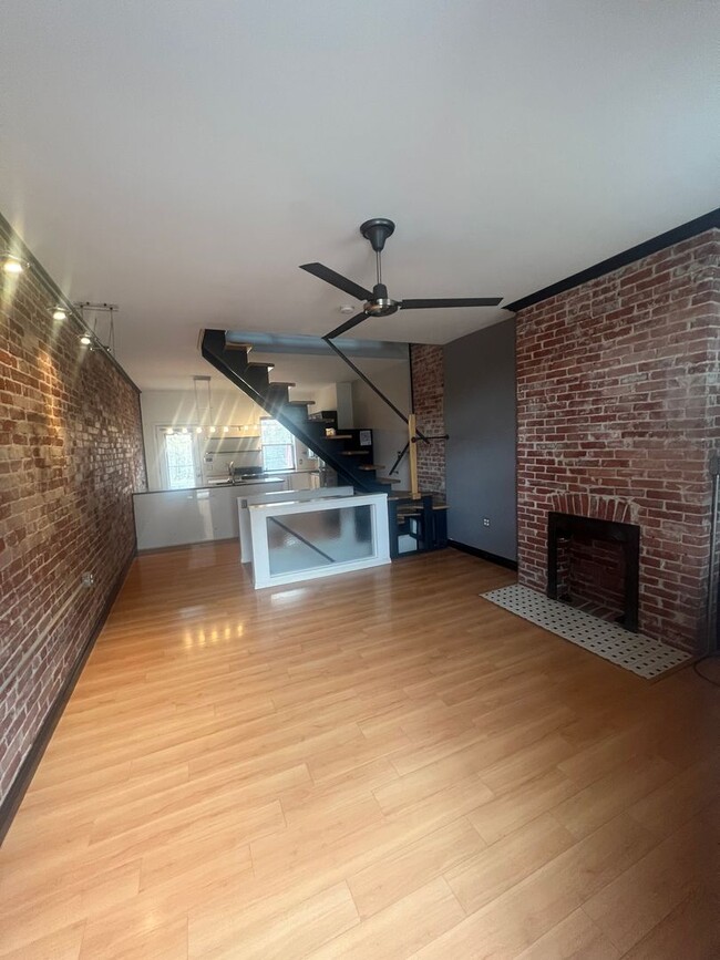 Building Photo - Stylish 2-bedroom modern townhome in the S...