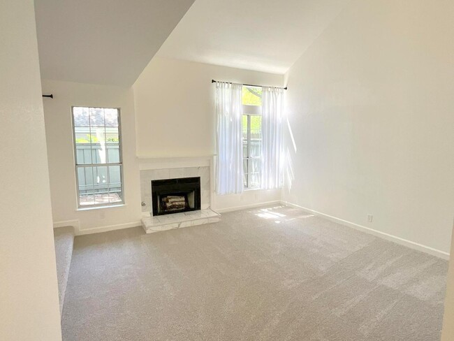 Building Photo - Wonderful Townhome In Walnut Creek Near He...