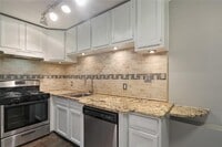 Building Photo - 880 Glendale Terrace NE