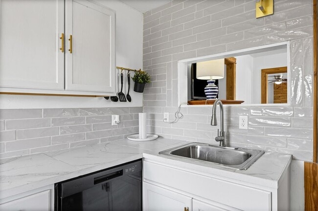 Building Photo - 1418 Kingshill Dr