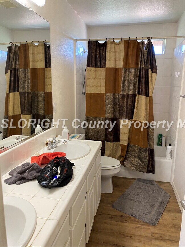 Building Photo - AVAILABLE AUGUST - Beautiful Large 2 Story Home - 5 Bedroom / 3 Bathroom