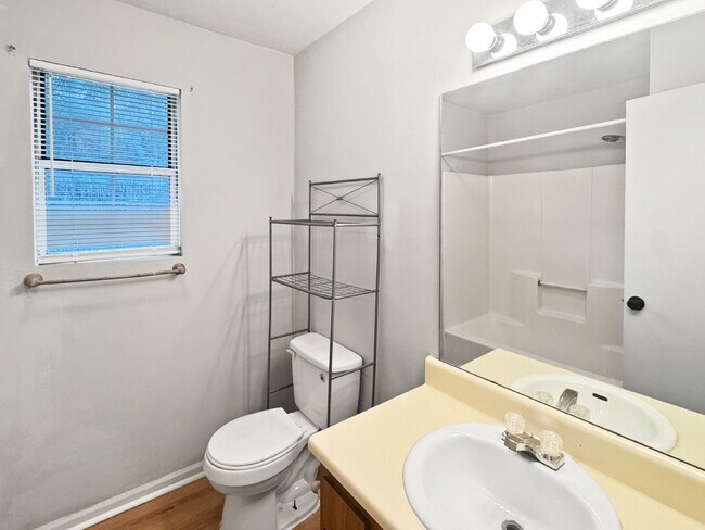 Building Photo - Townhouse Available Immediately in North H...