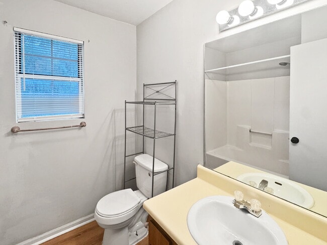 Building Photo - Townhouse Available Immediately in North Hall - Water Included