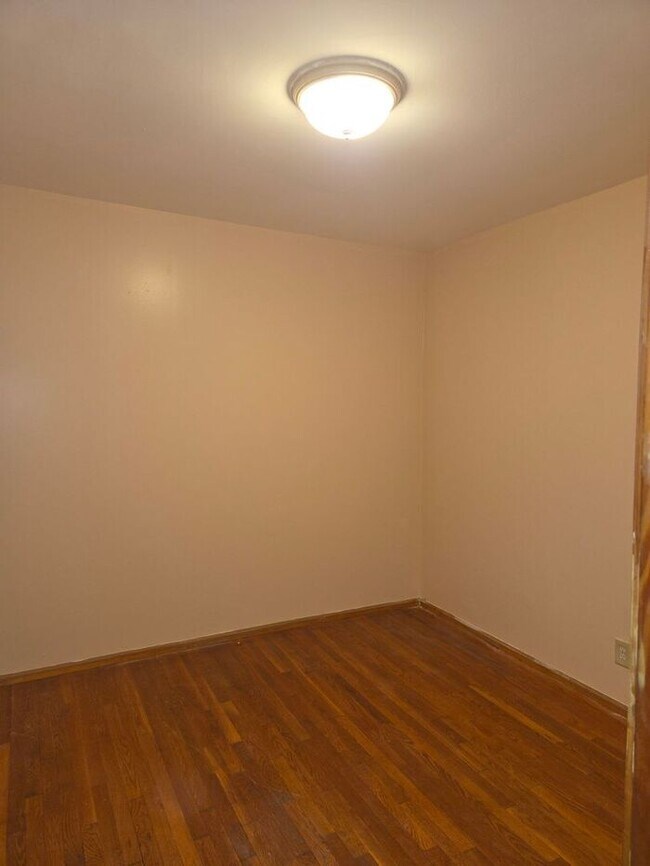 Building Photo - 5BR/1.5BA Row Home with Backyard and Laund...