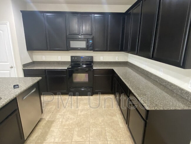 Building Photo - 9145 Blackstone Dr