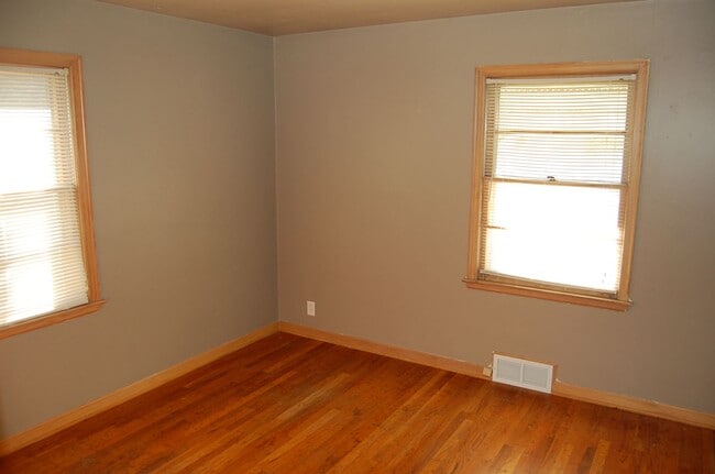Building Photo - Solid stone ranch in south-central Lincoln!
