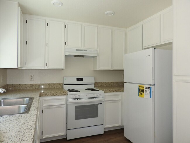 Building Photo - Lovely 2 bedroom townhouse