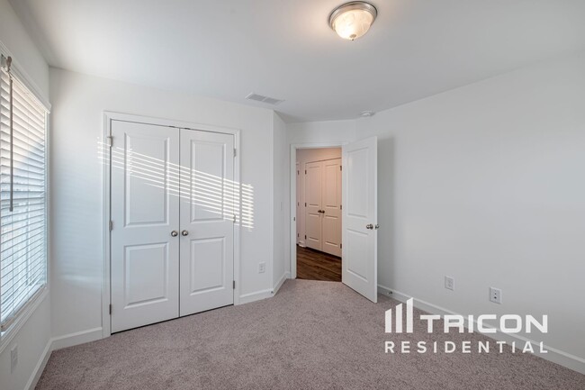 Building Photo - 181 E Rdg Wy