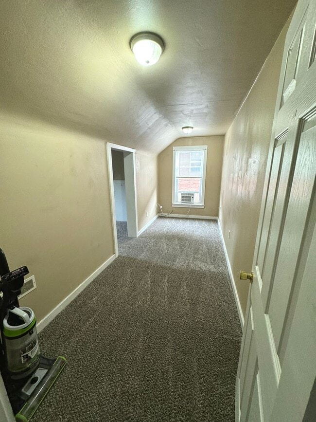 Building Photo - 6 Bedroom / 2 Bathroom House - NEXT TO SEMO's CAMPUS, LARGE YARD, INTERNET INCLUDED