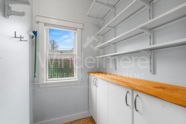 Building Photo - 3 Bedroom , 1 Bath