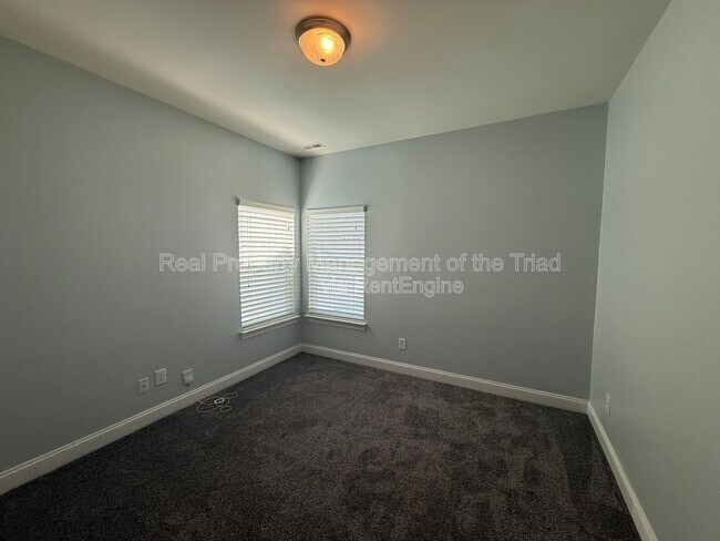 Building Photo - 2211 Talon Dr