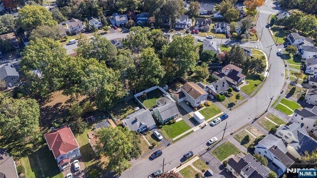 Building Photo - 16-15 Well Dr