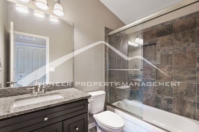 Building Photo - Stylish Townhouse 2bed / 2bath, 2 car garage and AC in Gated Community Near Powers Corridor