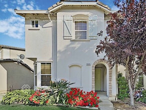 Building Photo - 2405 White Dr