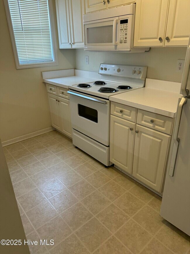 Building Photo - 705 Summertime Ln